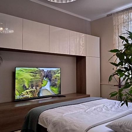 Vip Квартира Подобово Центр, 2 Кімнати, Смарт Тв, Документи Appartement Rivne Buitenkant foto